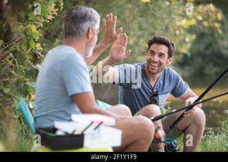 Ältere Freunde geben eine hohe fünf Stockfoto