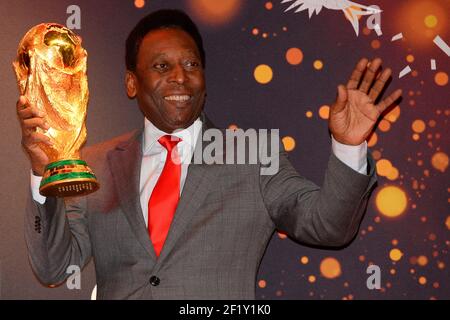 Brasilien ehemaliger Spieler Pele Edson Arantes do Nascimento während der FIFA World Cup 2014 Trophy Tour am 10. März 2014 in Paris, Frankreich. Foto Julien Crosnier / KMSP / DPPI Stockfoto