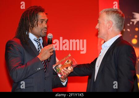 Frankreich ehemaliger Spieler Christian Karembeu mit Frankreich Cheftrainer Didier Deschamps während der FIFA World Cup 2014 Trophy Tour am 10. März 2014 in Paris, Frankreich. Foto Julien Crosnier / KMSP / DPPI Stockfoto