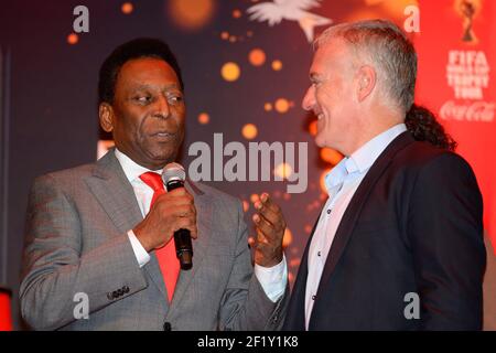 Brasilien ehemaliger Spieler Pele Edson Arantes tun Nascimento mit Frankreich Cheftrainer Didier Deschamps während der FIFA World Cup 2014 Trophy Tour am 10. März 2014 in Paris, Frankreich. Foto Julien Crosnier / KMSP / DPPI Stockfoto