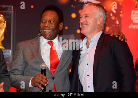 Brasilien ehemaliger Spieler Pele Edson Arantes tun Nascimento mit Frankreich Cheftrainer Didier Deschamps während der FIFA World Cup 2014 Trophy Tour am 10. März 2014 in Paris, Frankreich. Foto Julien Crosnier / KMSP / DPPI Stockfoto