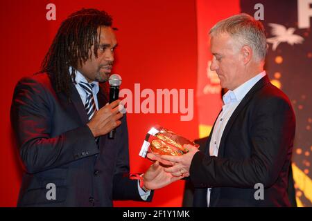 Frankreich ehemaliger Spieler Christian Karembeu mit Frankreich Cheftrainer Didier Deschamps während der FIFA World Cup 2014 Trophy Tour am 10. März 2014 in Paris, Frankreich. Foto Julien Crosnier / KMSP / DPPI Stockfoto