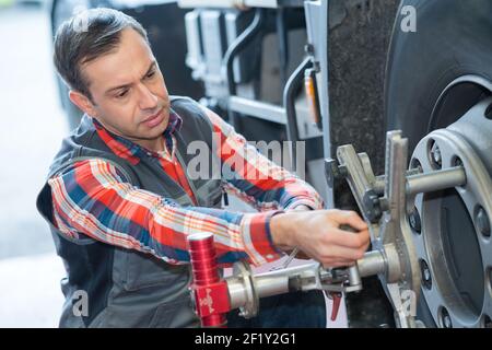 Mechanisches Wechseln von Autoreifen mit Radschlüssel Stockfoto