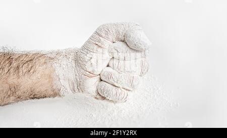 Männliche Faust mit Mehl bedeckt Stockfoto