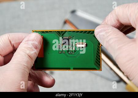 Ein Ingenieur, der an der Reparatur eines Mikrochips in einem Techniklabor arbeitet. Fertigungs- und Nanotechnologie-Konzept Stockfoto