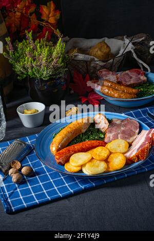 Köstlicher oldenburger Grünkohl mit Pinkelwurst Stockfoto