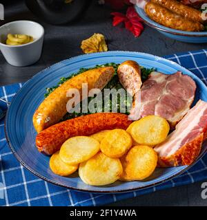 Köstlicher oldenburger Grünkohl mit Pinkelwurst Stockfoto
