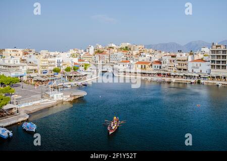 Agios Nikolaos, Kreta, Griechenland. Agios Nikolaos ist eine malerische Stadt im östlichen Teil der Insel Kreta, die im Norden gebaut wurde Stockfoto