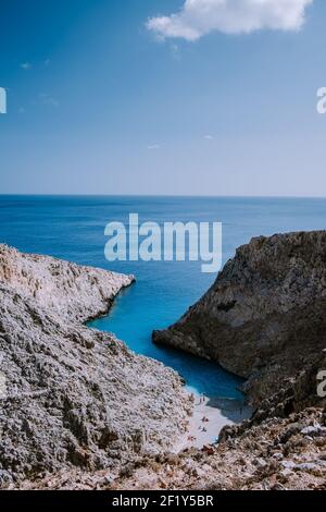 Kreta Griechenland Seitan Limania Strand mit riesigen Klippen am blauen Ozean der Insel Kreta in Griechenland, Seitan limania Strand auf Cr Stockfoto