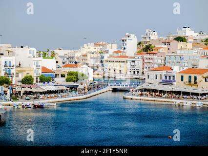 Agios Nikolaos, Kreta, Griechenland. Agios Nikolaos ist eine malerische Stadt im östlichen Teil der Insel Kreta, die im Norden gebaut wurde Stockfoto
