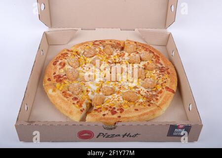 März 9 2021 - Pizza Hut hat gerade eine KFC Popcorn Chicken Pizza fallen gelassen. London Ontario Kanada Luke Durda/Alamy Stockfoto