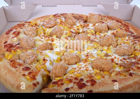 März 9 2021 - Pizza Hut hat gerade eine KFC Popcorn Chicken Pizza fallen gelassen. London Ontario Kanada Luke Durda/Alamy Stockfoto