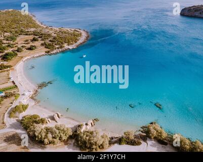 Tropischer Strand von Voulisma Beach, Istron, Kreta, Griechenland, Paar im Urlaub in Griechenland Stockfoto