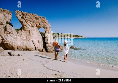 Tropischer Strand von Voulisma Beach, Istron, Kreta, Griechenland, Paar im Urlaub in Griechenland Stockfoto
