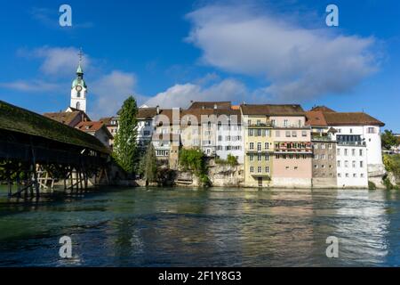 Blick auf die Aare und die historische Altstadt Von Olten und Holzbrücke Stockfoto