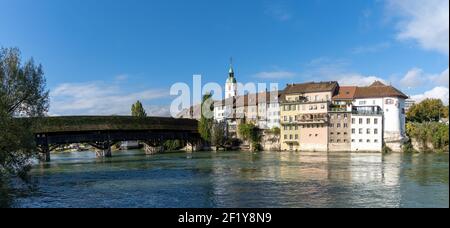 Blick auf die Aare und die historische Altstadt Von Olten und Holzbrücke Stockfoto