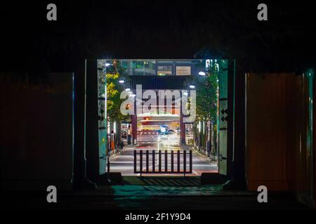 Straße sichtbar vom Tor des Zojoji Temple Stockfoto