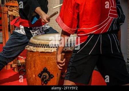 Bilder von Kindern, die den Taiko getroffen Stockfoto