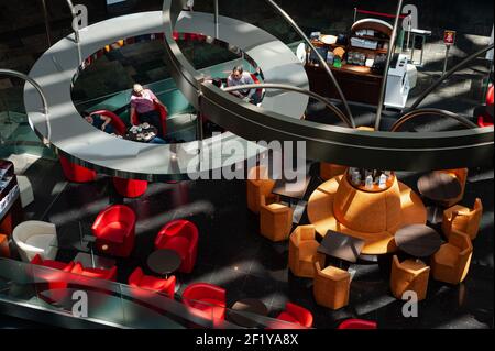 04,04.2018, Singapur, Republik Singapur, Asien - Kunden sitzen in einem Cafe Bar Restaurant im Einkaufszentrum Shoppes in Marina Bay Sands. Stockfoto