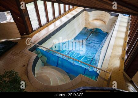 Ein Hallenbad in einem verlassenen Herrenhaus. Stockfoto