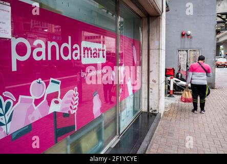 Hongkong, China. März 2021, 09th. Ein Auslieferer verlässt das Food Panda Firmenzentrum in Hongkong. Kredit: SOPA Images Limited/Alamy Live Nachrichten Stockfoto