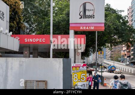 Hongkong, China. Februar 2021, 25th. Fußgänger gehen an dem chinesischen Öl- und Gasunternehmen China Petroleum & Chemical Corporation, bekannt als Sinopec, Tankstelle in Hongkong vorbei. Kredit: SOPA Images Limited/Alamy Live Nachrichten Stockfoto