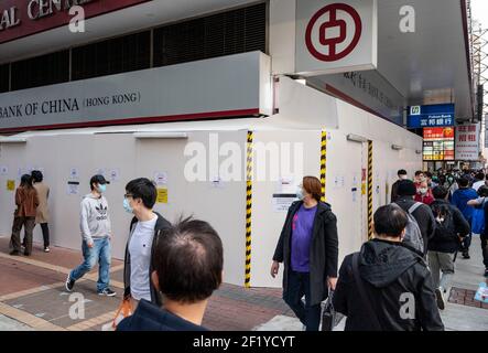 Hongkong, China. März 2021, 09th. Fußgänger gehen an der staatlichen chinesischen Handelsbank, der Bank of China Niederlassung in Hongkong, vorbei. Kredit: SOPA Images Limited/Alamy Live Nachrichten Stockfoto