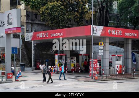 Hongkong, China. Februar 2021, 25th. Fußgänger gehen an dem chinesischen Öl- und Gasunternehmen China Petroleum & Chemical Corporation, bekannt als Sinopec, Tankstelle in Hongkong vorbei. Kredit: SOPA Images Limited/Alamy Live Nachrichten Stockfoto