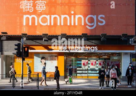 Hongkong, China. März 2021, 09th. Fußgänger gehen an der Körperpflegeabteilung des Mannings-Geschäfts in Hongkong vorbei. Kredit: SOPA Images Limited/Alamy Live Nachrichten Stockfoto