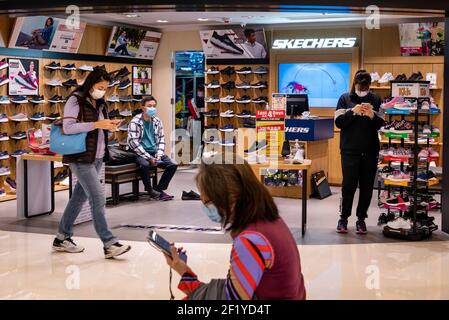 Hongkong, China. März 2021, 09th. Amerikanische Lifestyle- und Performance-Schuhmarke, Skechers-Shop in Hongkong gesehen. Kredit: SOPA Images Limited/Alamy Live Nachrichten Stockfoto