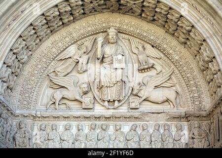 Eingang der Kirche St. Trophime in Arles Stockfoto