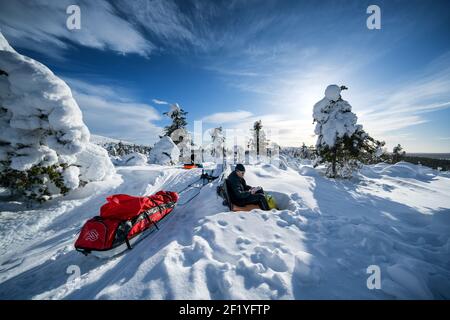 Mit einem Breat beim Skitourengehen im Urho Kekkonen Nationalpark, Sodankylä, Lappland, Finnland Stockfoto