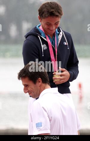 Lucas Roisin (FRA) ist Jugend-Olympiasieger und Goldmedaille während des Kanukajak C1 Slalom Obstacle von Nanjing 2014, hier mit Tony Estanguet (FRA) Französisch IOC Mitglied, der ihm die Goldmedaille verleiht, Jugend Olympischen Spiele in Nanjing, Ost-China Jiangsu Provinz, Tag 12, am 27. August 2014. Foto Eddy Lemaistre / KMSP / DPPI Stockfoto