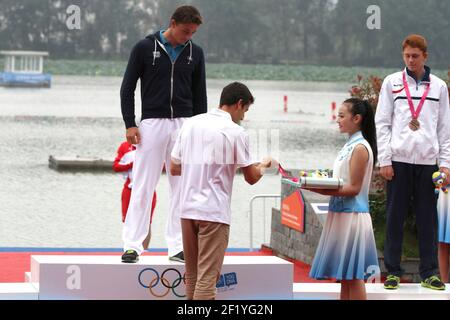 Lucas Roisin (FRA) ist Jugend-Olympiasieger und Goldmedaille während des Kanukajak C1 Slalom Obstacle von Nanjing 2014, hier mit Tony Estanguet (FRA) Französisch IOC Mitglied, der ihm die Goldmedaille verleiht, Jugend Olympischen Spiele in Nanjing, Ost-China Jiangsu Provinz, Tag 12, am 27. August 2014. Foto Eddy Lemaistre / KMSP / DPPI Stockfoto