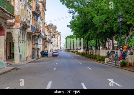 Havanna Kuba. 25. November 2020: Foto von Paseo de Marti Avenue. Kolonialgebäude auf der einen Seite und der Paseo del Prado mit Bäumen auf der anderen. Touris Stockfoto