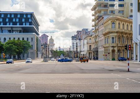 Havanna Kuba. 25. November 2020: Horizontales Foto von Paseo del Prado und Paseo de Marti Avenue. Koloniale Gebäude an den Seiten der Avenue und in Th Stockfoto