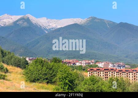 Sommer-Panorama in bulgarisch all season Resort Bansko, Bulgarien Stockfoto