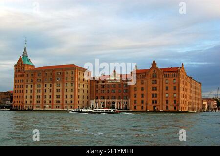 Das riesige Backsteingebäude, bekannt als Molino Stucky auf der Insel Giudecca, Venedig. Die neugotische ehemalige Getreidemühle wurde 1895 von ernst Wullekopf erbaut. Ab Stockfoto