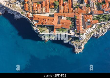 Luftaufnahme von der Kirche St. Marija in Dubrovnik Stadtmauer an der Adria in Kroatien Sommer Stockfoto