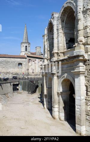 Arena und Kirche in Arles Stockfoto