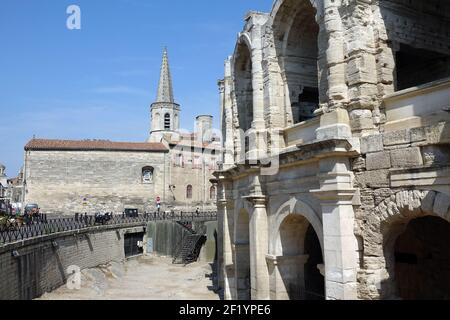 Arena und Kirche in Arles Stockfoto