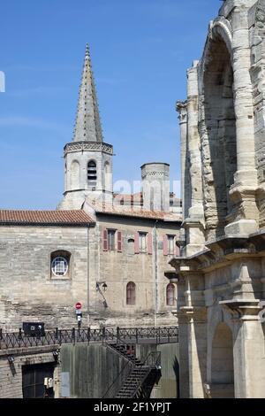 Arena und Kirche in Arles Stockfoto