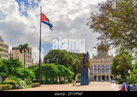 Havanna Kuba. 25. November 2020: Blick auf die Plaza 13 de Marzo mit der kubanischen Flagge, die auf einer Stange winkt, und der Statue von Jose Marti, der auf seinem Pferd reitet Stockfoto