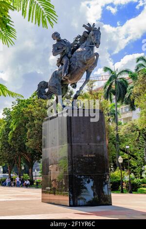 Havanna Kuba. 25. November 2020: Blick auf die Statue von Jose Marti auf seinem Pferd, auf der Plaza 13 de Marzo Stockfoto