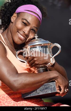 Serena Williams aus den Vereinigten Staaten posiert mit der Coupe Suzanne Lenglen Trophäe nach dem Gewinn des Frauen-Einzel-Finale gegen Lucie Safarova aus der Tschechischen Republik am Tag vierzehn der 2015 French Open in Roland Garros am 6. Juni 2015 in Paris, Frankreich.Foto Philippe Millereau / KMSP / DPPI Stockfoto