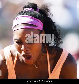 Serena Williams aus den Vereinigten Staaten reagiert während des Frauen-Einzel-Finales gegen Lucie Safarova aus der Tschechischen Republik am 14. Tag der 2015 French Open in Roland Garros am 6. Juni 2015 in Paris, Frankreich.Foto Philippe Millereau / KMSP / DPPI Stockfoto