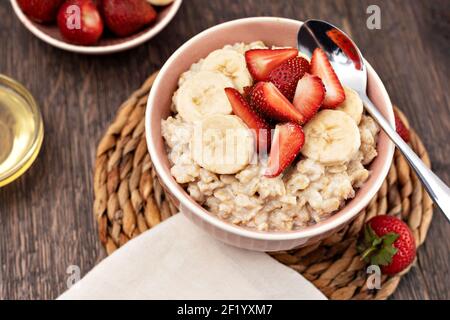 Zubereitete Haferflocken mit Früchten und Beeren Stockfoto