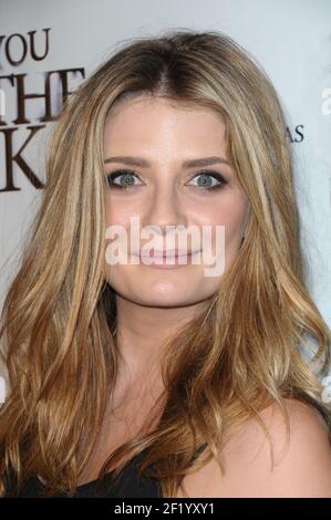 Mischa Barton bei der Premiere von I will Follow You Into The Dark im Landmark Theater am 8. Oktober 2013 in Los Angeles, ca. Stockfoto