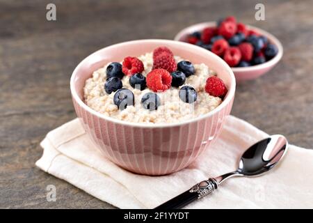 Zubereitete Haferflocken mit Beeren Stockfoto