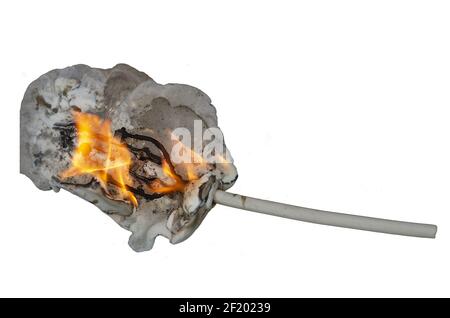 Das Konzept eines Hausgerätes Feuer. Die letzte Stufe des Kabelbrands aufgrund eines Kurzschlusses. Vollständig geschmolzenes elektrisches Gerät. Feuer Stockfoto